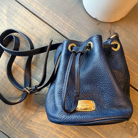 Michael Kors- small bucket bag - Picture 11 of 13